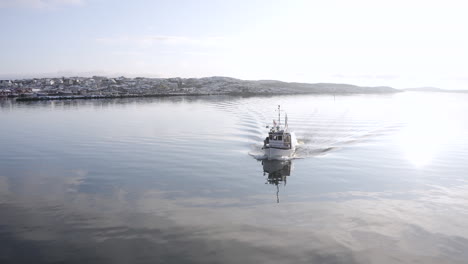 primer plano de un pequeño velero blanco fuera del municipio de la isla de öckerö en el archipiélago de gotemburgo, suecia