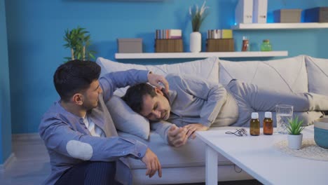 Hijo-Adulto-Esperando-Junto-A-Su-Padre-Enfermo.