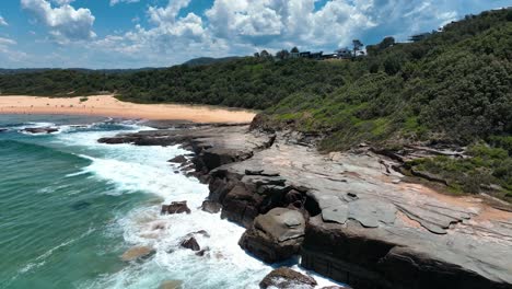 spoon bay y un hermoso día sobre la playa de wamberal: la grandeza aérea de la dinámica costa de australia en la costa central