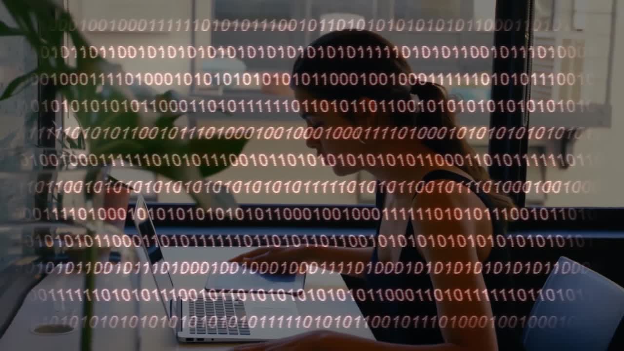 animación del procesamiento de datos sobre una mujer de negocios biracial usando una computadora portátil