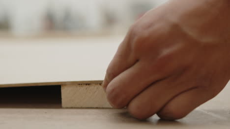 hombres midiendo un pedazo de madera