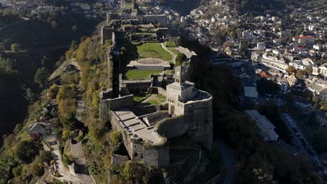 Burg-Von-Gjirokaster,-Erbaut-Im-Mittelalter,-Meistbesuchte-Touristenattraktion-In-Albanien