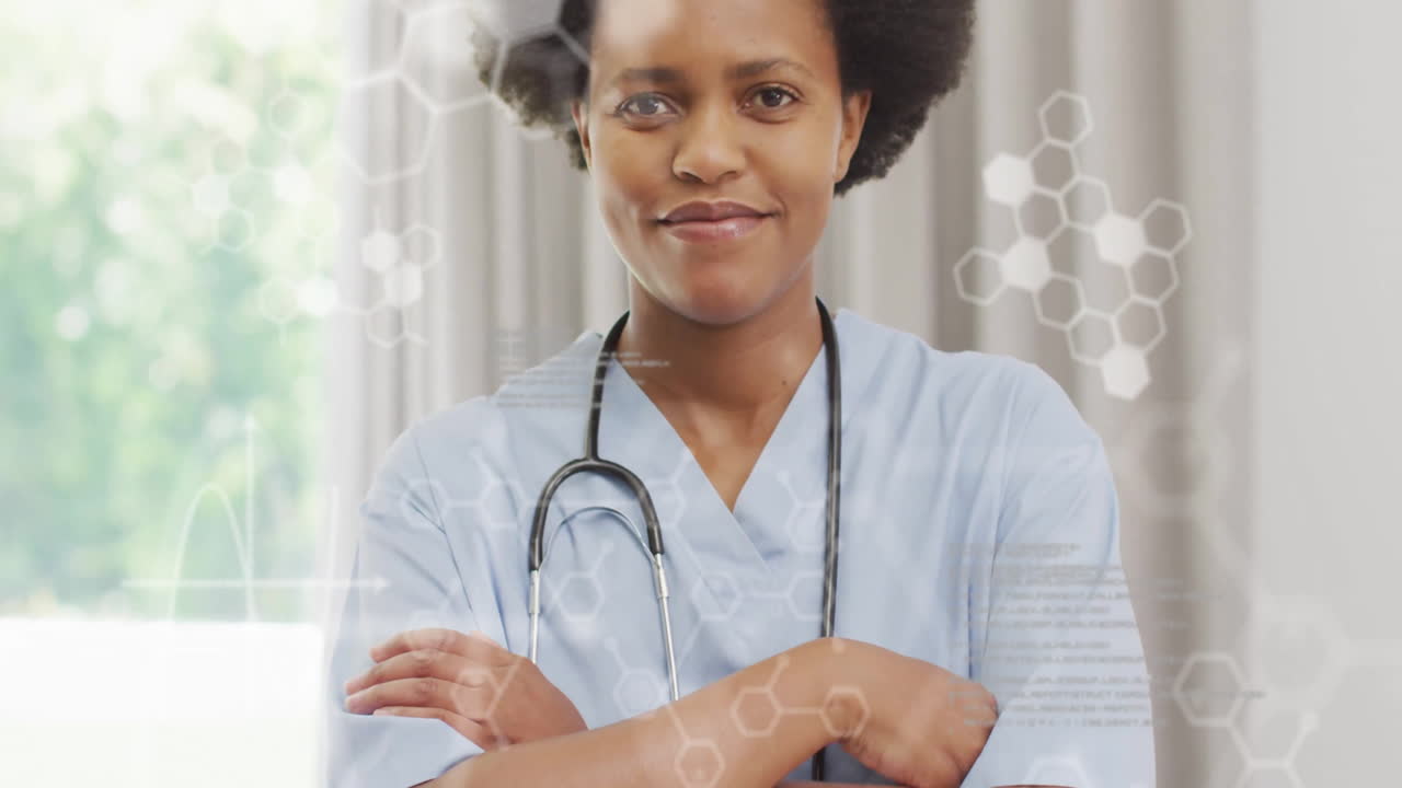Animation de traitement de données et de formule chimique sur une doctoresse métisse souriante.