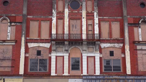 escaparates abandonados en el centro destartalado de selma alabama