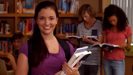 estudiante feliz mirando a la cámara