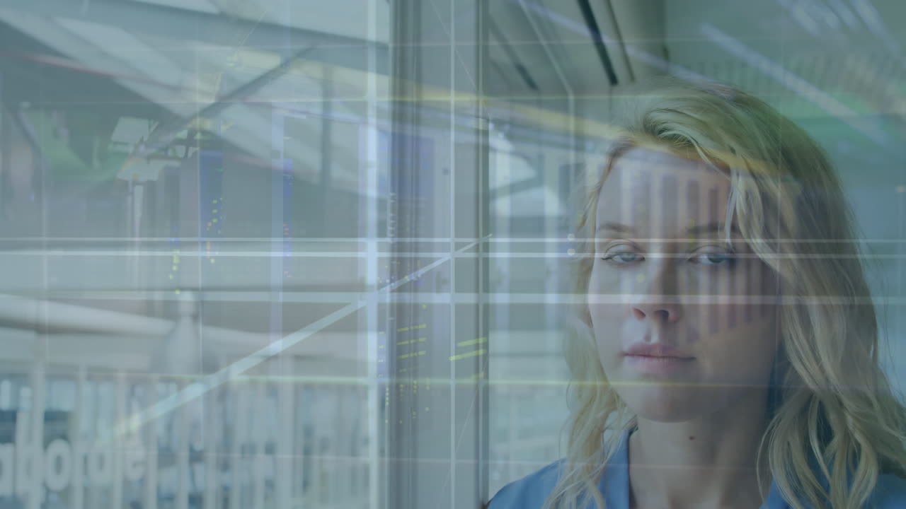 animación de rastros de luz sobre una mujer de negocios caucásica en la oficina