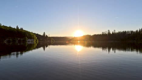 el atardecer reflejado sobre el océano