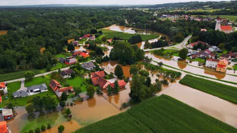 horripilantes imágenes aéreas de drones 4k de agosto, inundaciones en la región de pomurje de eslovenia