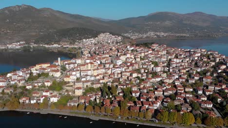 toma aérea en kastoria grecia al amanecer, imágenes de 4k
