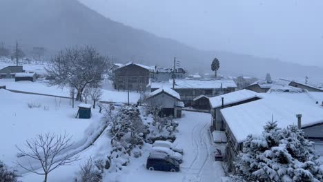 vista de la mañana nevada desde la ventana en nozawa, nagano, japón capturado de mano