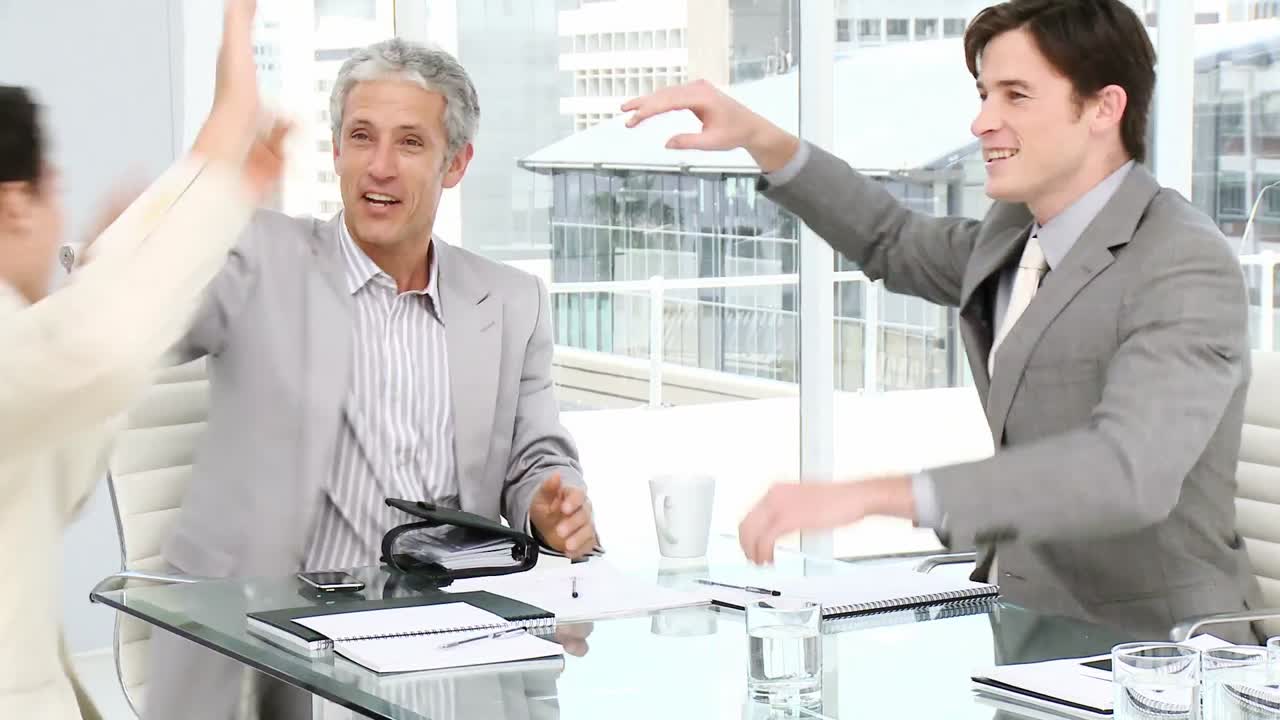 성공을 축하하는 행운의 사업가들