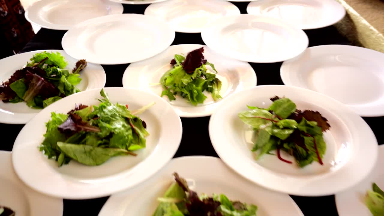 샐러드와 함께 많은 요리