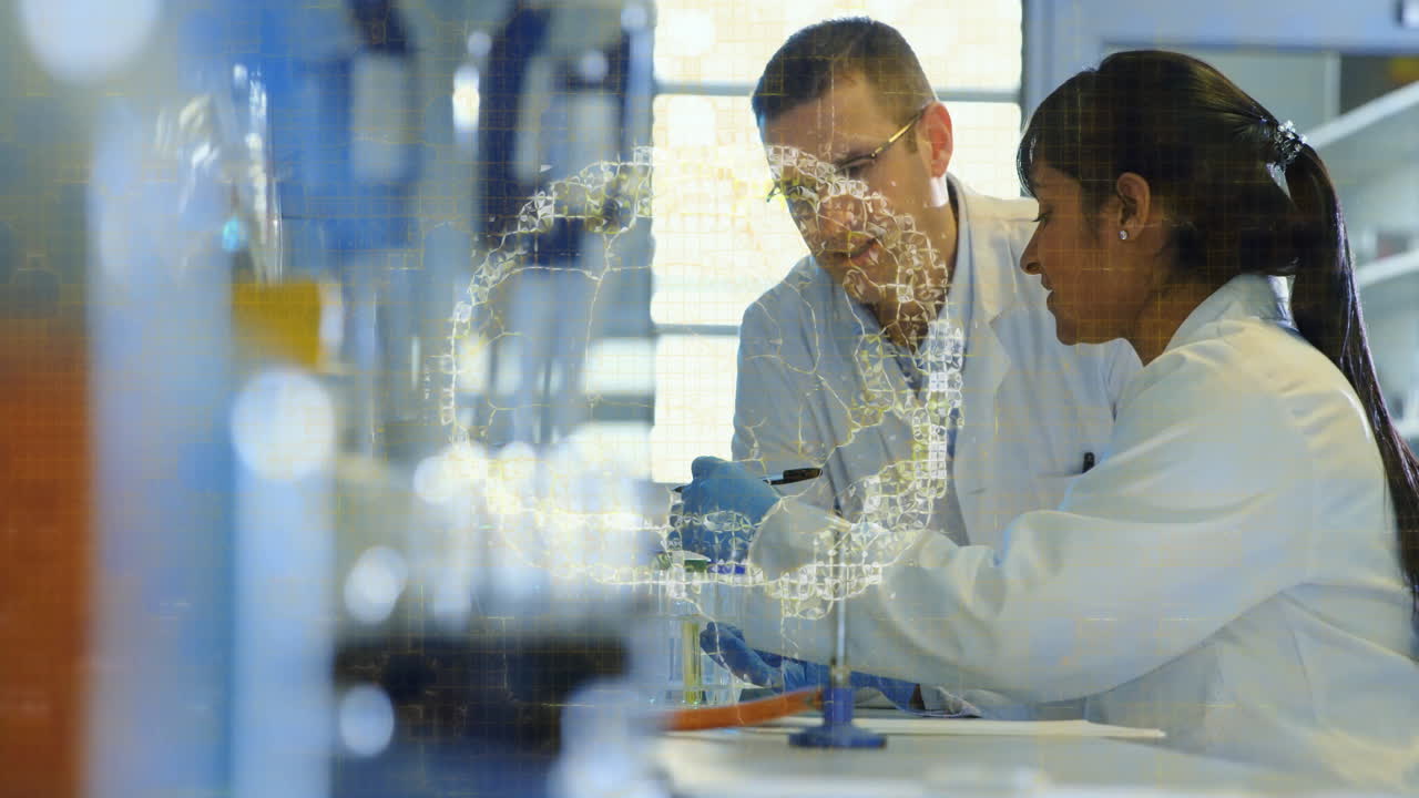 animación del cerebro humano y procesamiento de datos sobre diversos científicos en el laboratorio