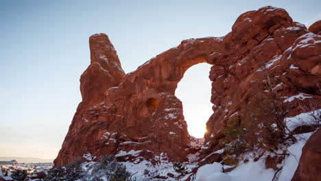 Zeitraffer,-Arches-Nationalpark,-Utah,-USA,-Wintersonnenaufgang-über-Dem-Natürlichen-Bogen