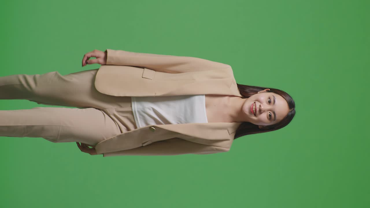 베이지색 사업복을 입은 여자