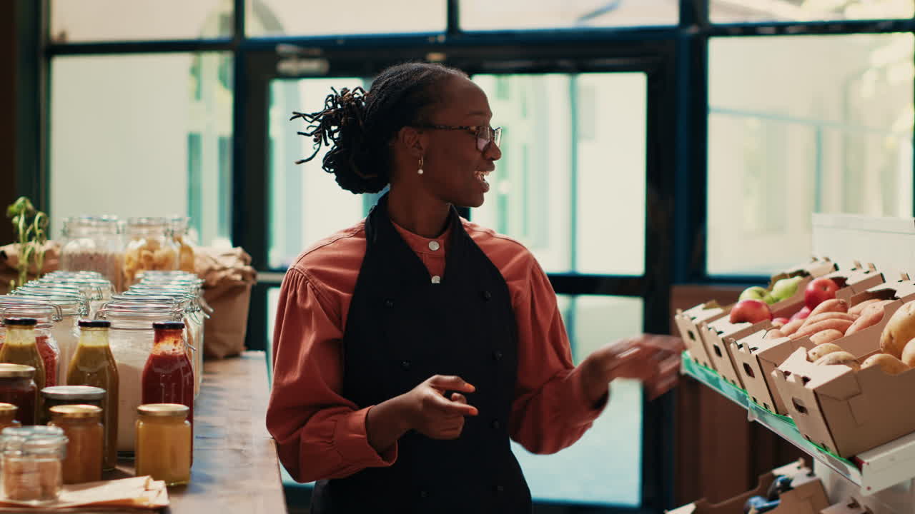 comerciante hablando de su pequeño negocio no contaminante