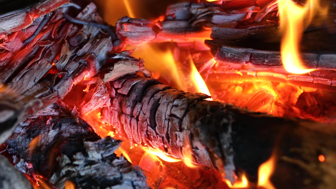 llamas de fuego sobre un fondo negro