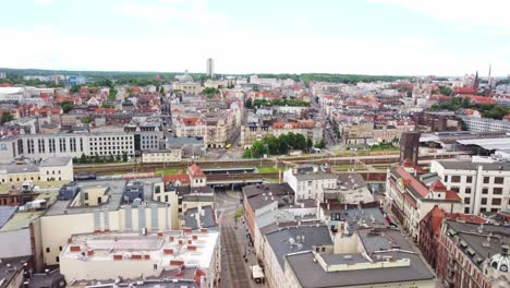 Estación-De-Tren-Y-Edificios-De-La-Ciudad-En-Katowice,-Polonia---Toma-Aérea-De-Drones