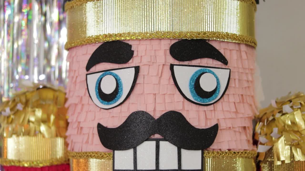 una gran piñata de papel en forma de rompe nueces de soldado de juguete de navidad