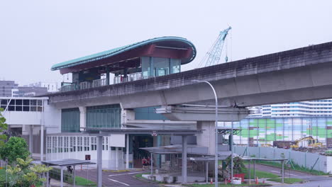 Leichte-Schnellbahnstation-In-Punggol,-Singapur