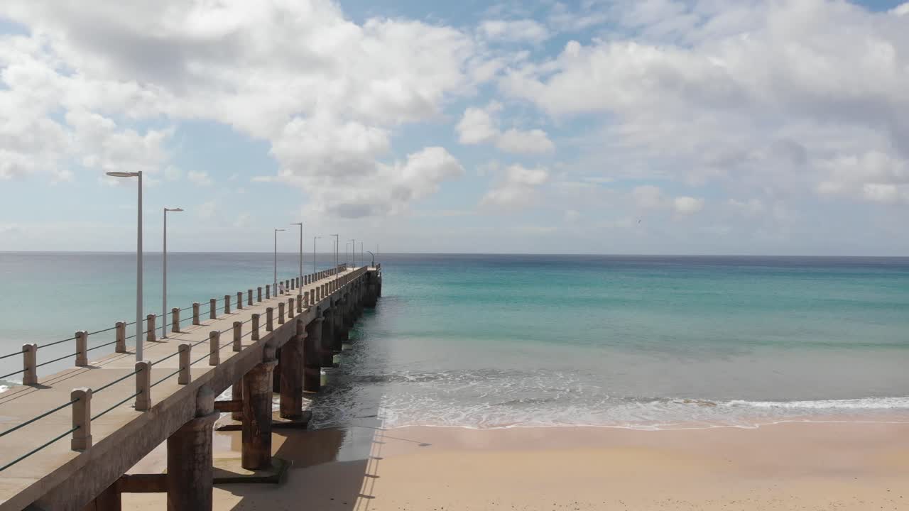 muelle vacío de la ciudad de madeira. avance aéreo