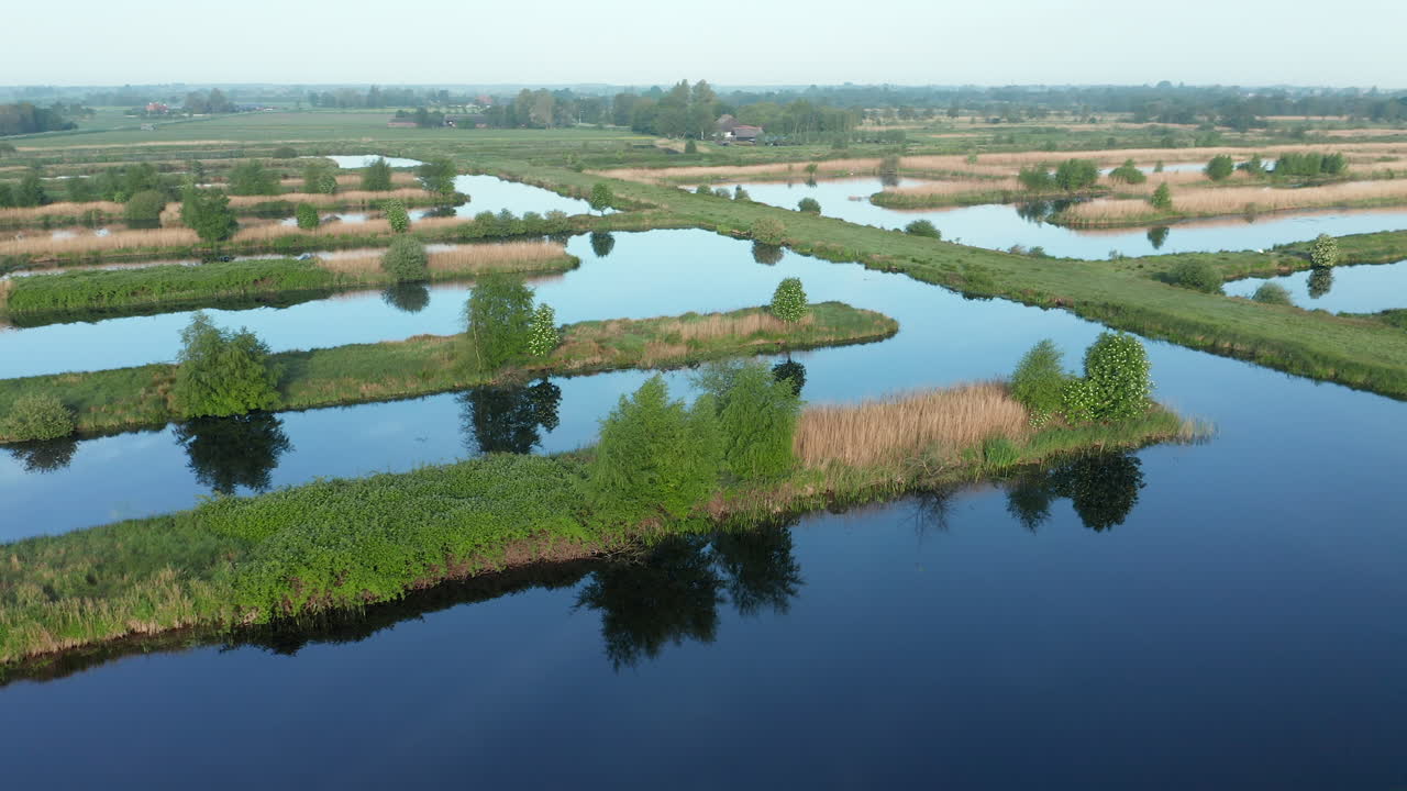 Paesaggio del polder olandese con riflesso a specchio a Weerribben, vicino a Ossenzijl, in Frisia, Paesi Bassi
