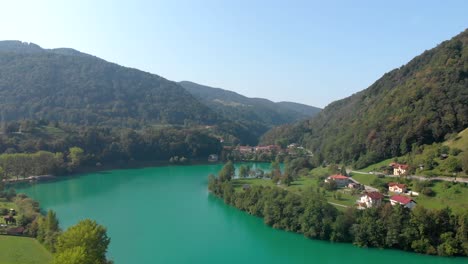 volando sobre un hermoso lago