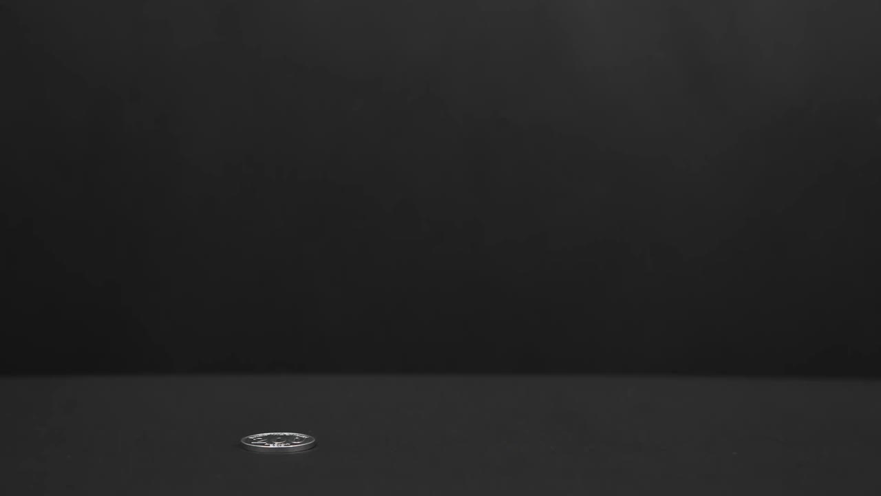 움직임을 멈추십시오: 동전의 세 어리가 4k를 쌓고 있습니다.