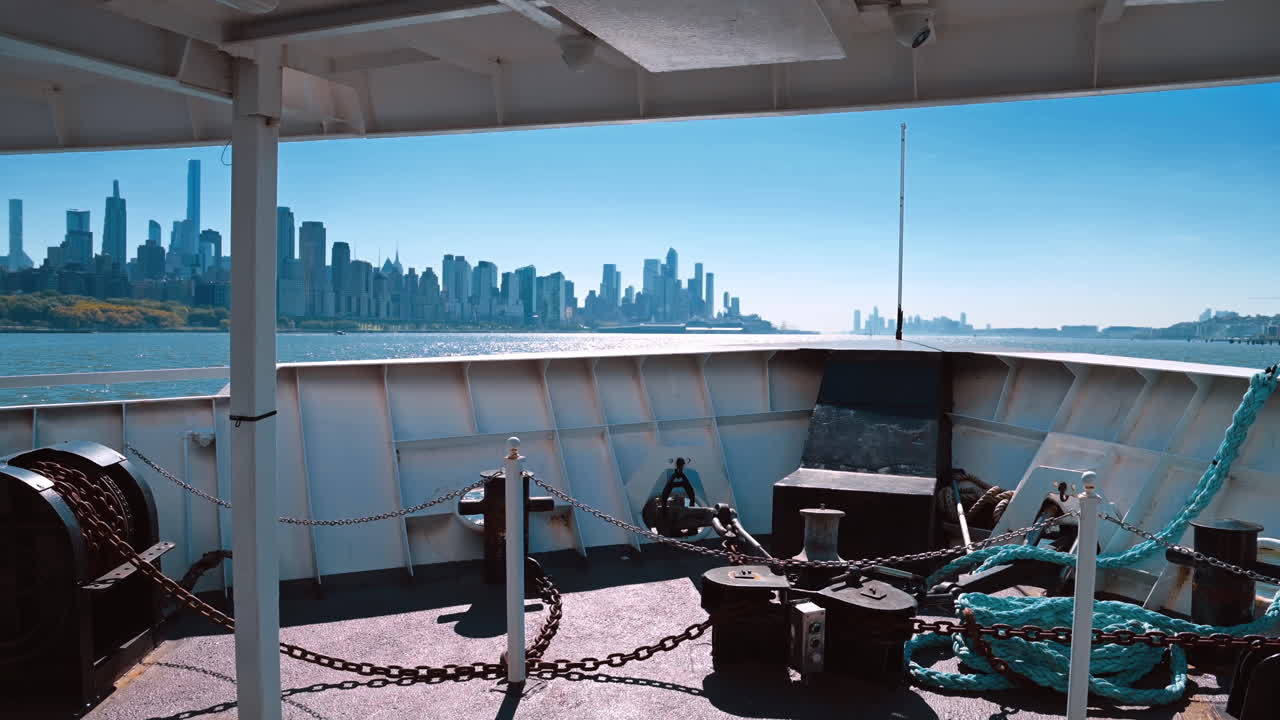 Bug von Fähre mit Blick auf die Skyline von Manhattan. Vorderdeck der Fähre, die sich an einem klaren, sonnigen Tag der Skyline von Manhattan nähert