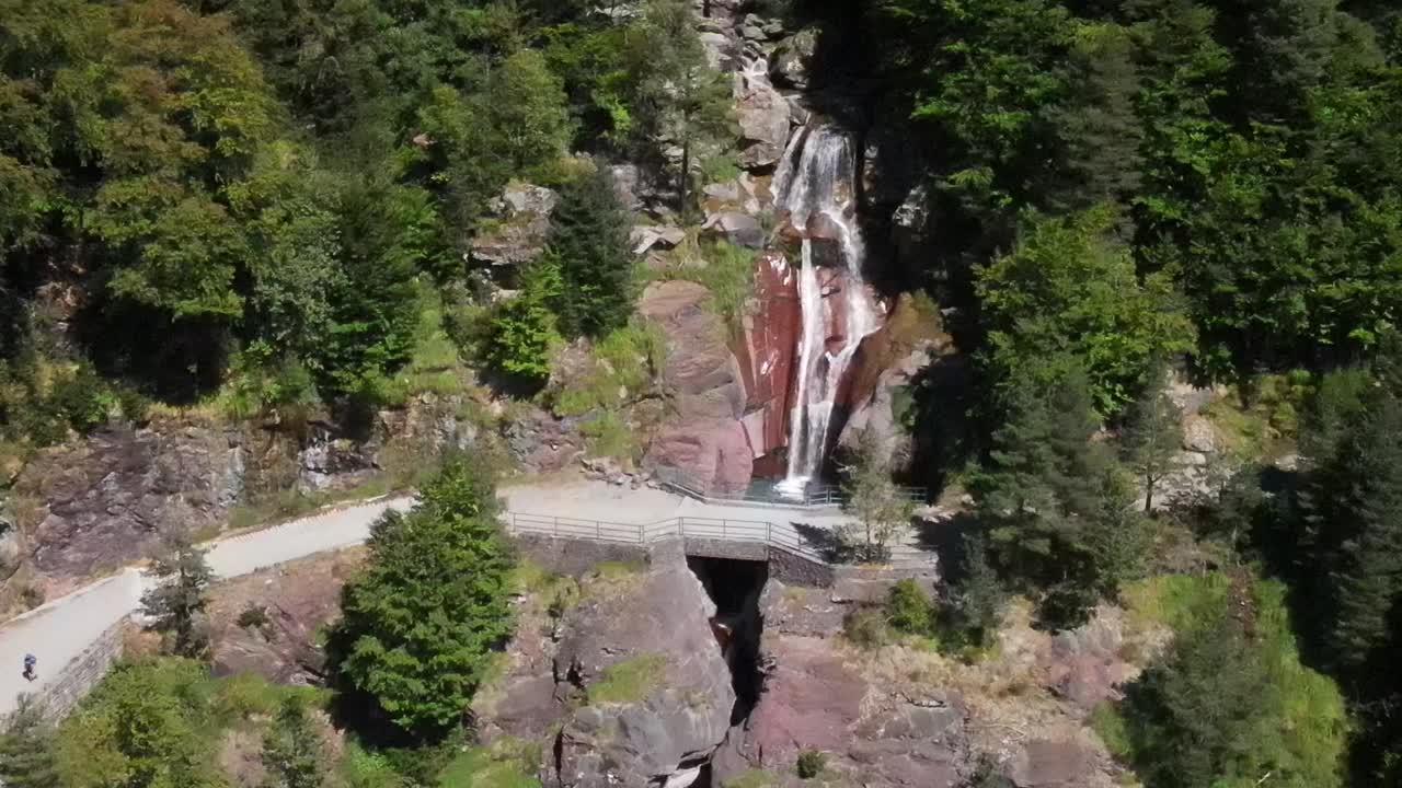 위스카 근처 에 있는 피레네 산맥 의 폭포 들 의 공중 사진