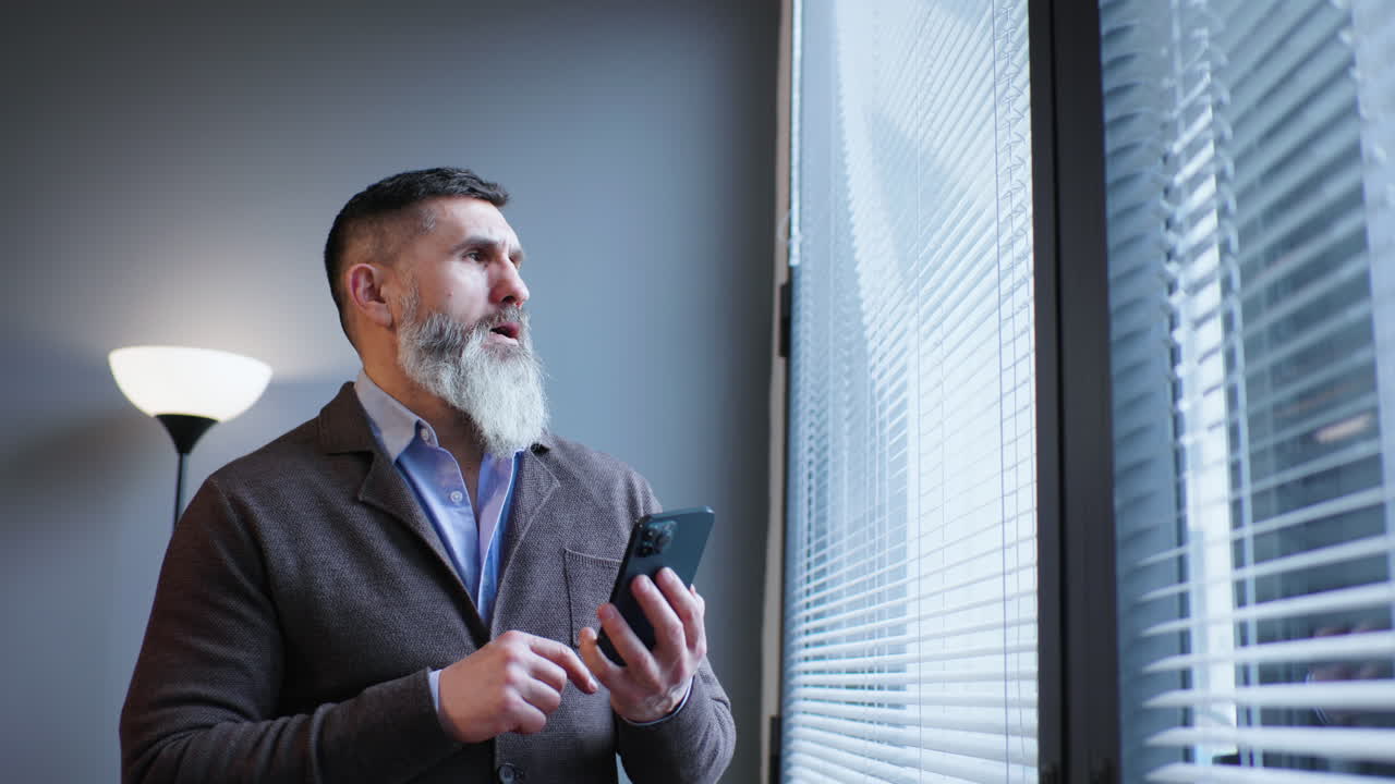 hombre caucásico en la oficina