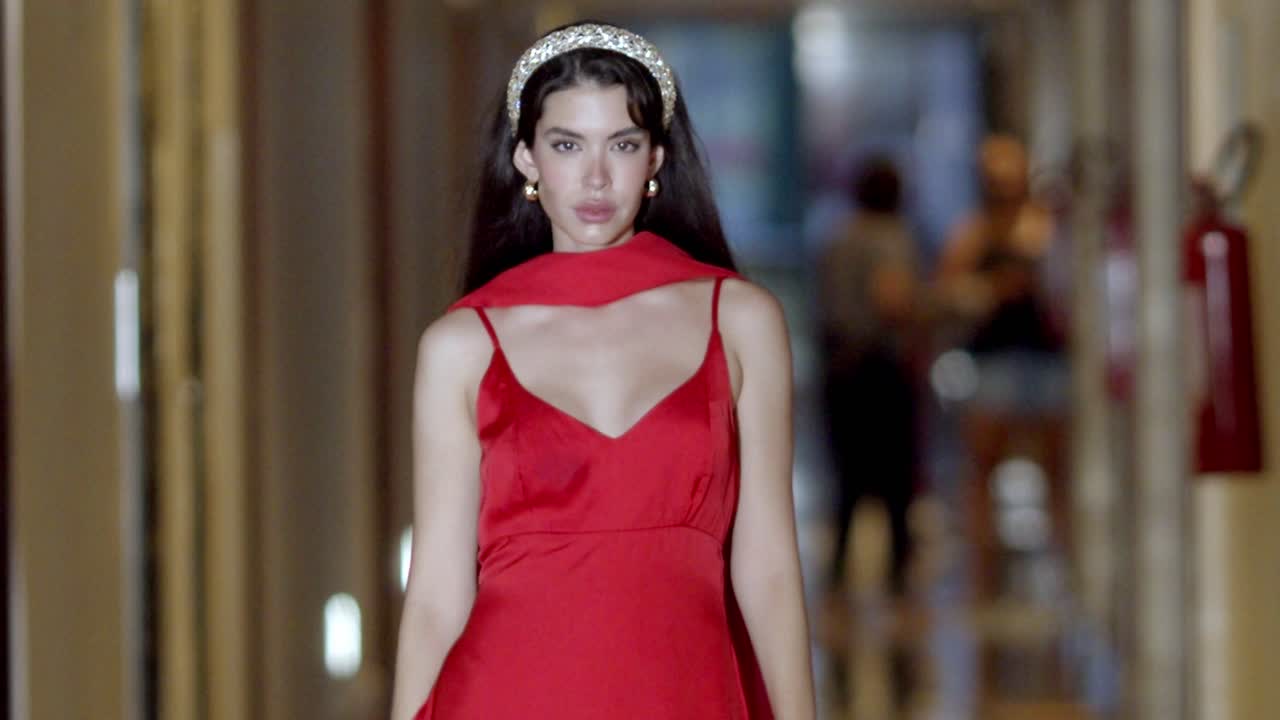 모델은 자신감 있게 카메라를 향해 걸어가고, 모든 걸음은 의도적입니다.