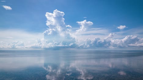 Impresionante-Reflejo-De-Nubes-En-Movimiento-Sobre-Una-Laguna-De-Agua-Plana