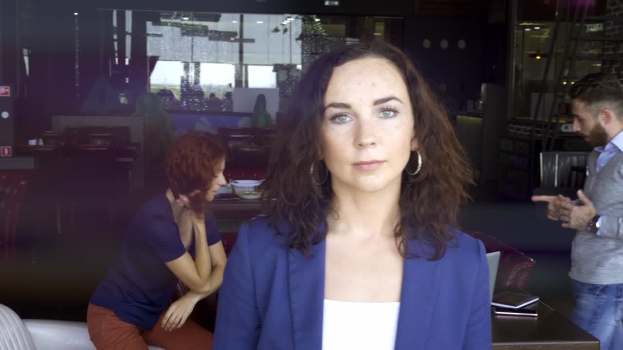 concepto de negocios, startups y personas - equipo creativo feliz con computadoras y carpetas discutiendo proyectos en un espacio compartido en el loft.