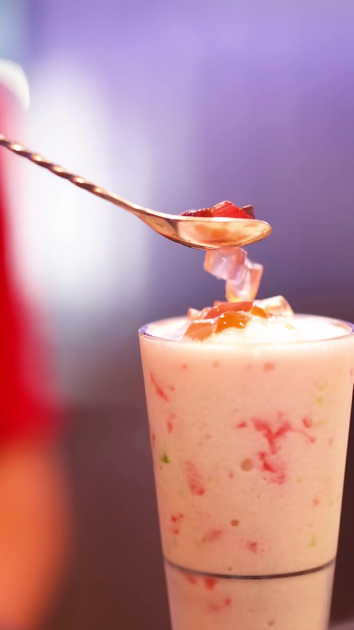 Baarimikko valmistamassa smoothieta lisukkeilla