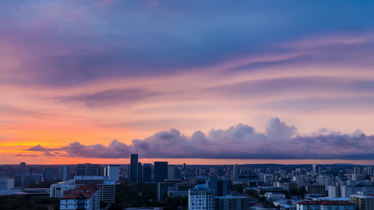 Time-lapse de un atardecer vibrante sobre el horizonte de la ciudad