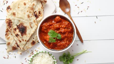 Frisches-Und-Leckeres-Chicken-Tikka-Masala-In-Keramikschale-Serviert