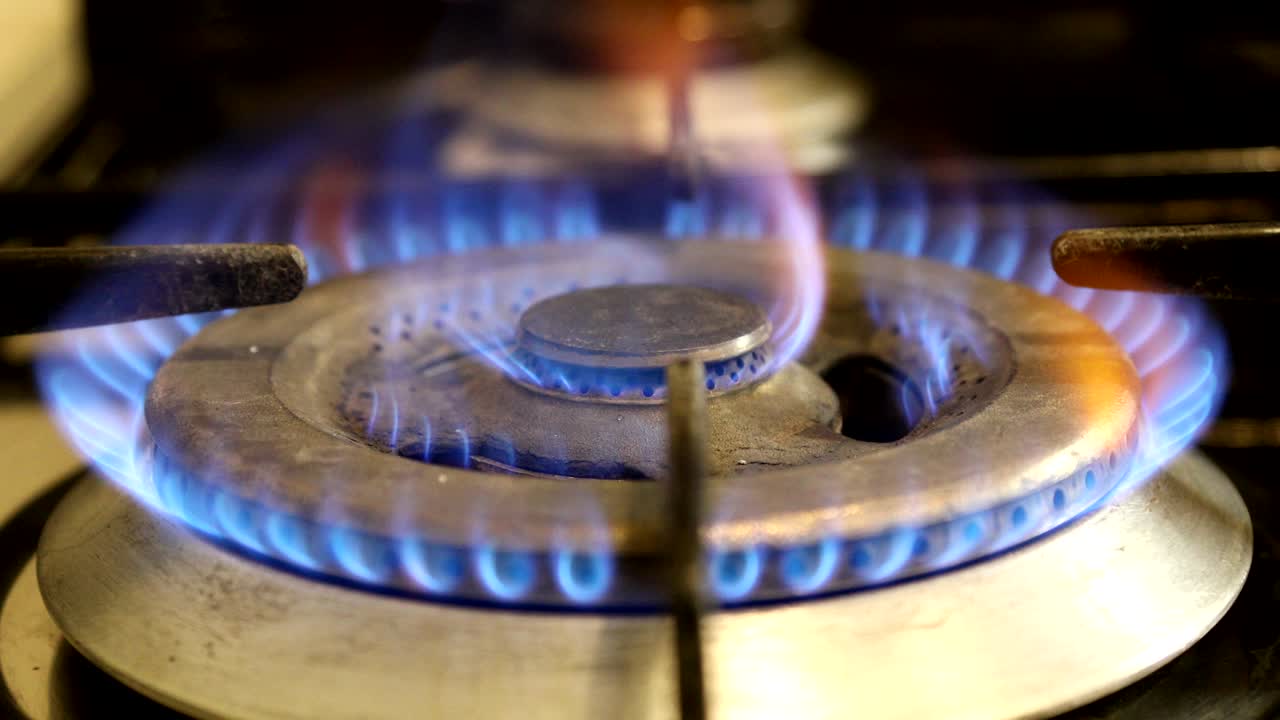 가스 스토브 에 불타는 불꽃