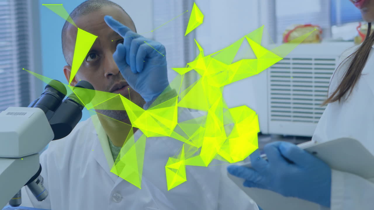 animación de senderos de luz brillante sobre diversos científicos en el laboratorio