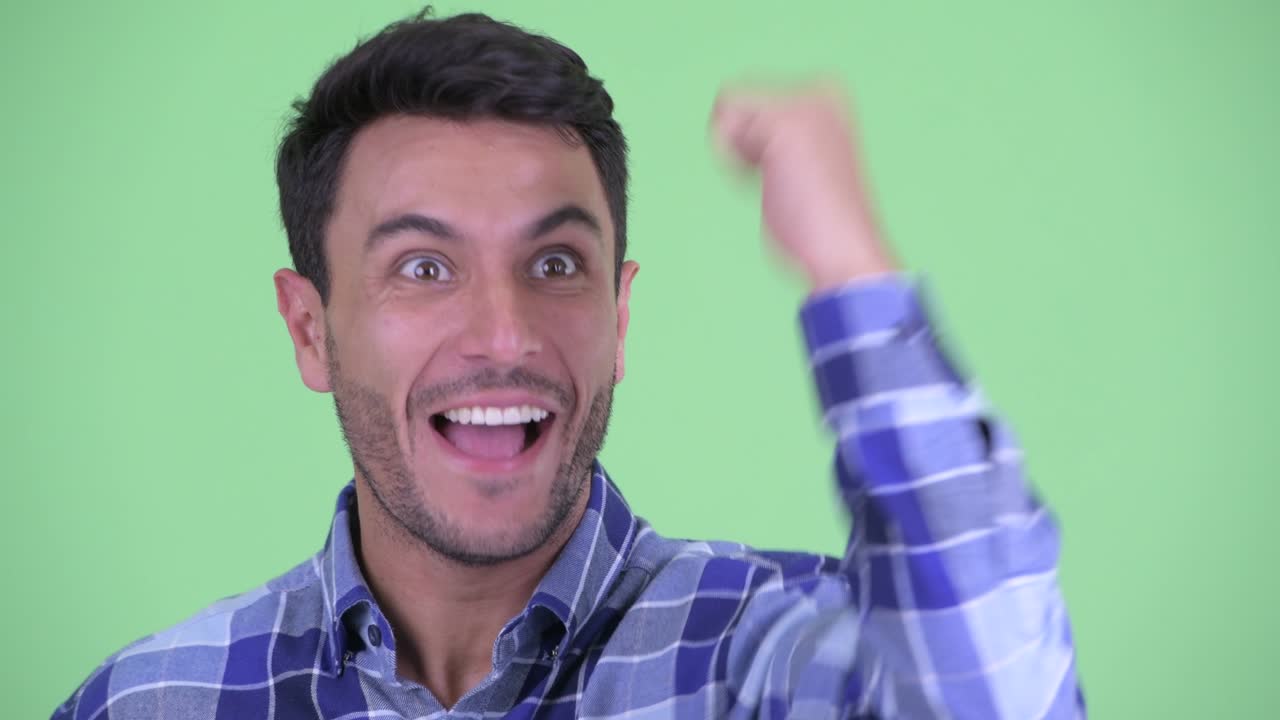 joven y guapo hombre hispano