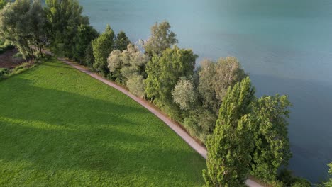 Llanuras-Cubiertas-De-Hierba-Y-Junto-Al-Lago-En-Gäsi-Betlis,-Walensee-Glarus,-Weesen-Walenstadt,-Suiza