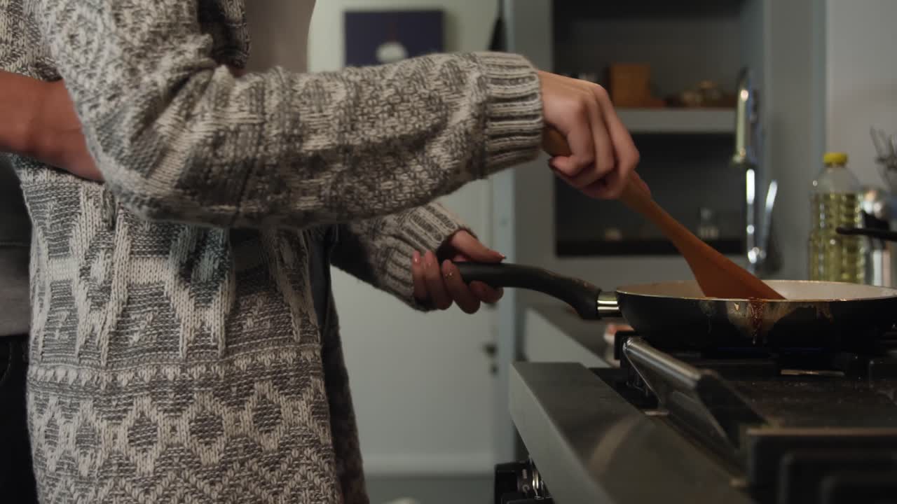 백인 여성 이 집 에서 요리 하고 있다