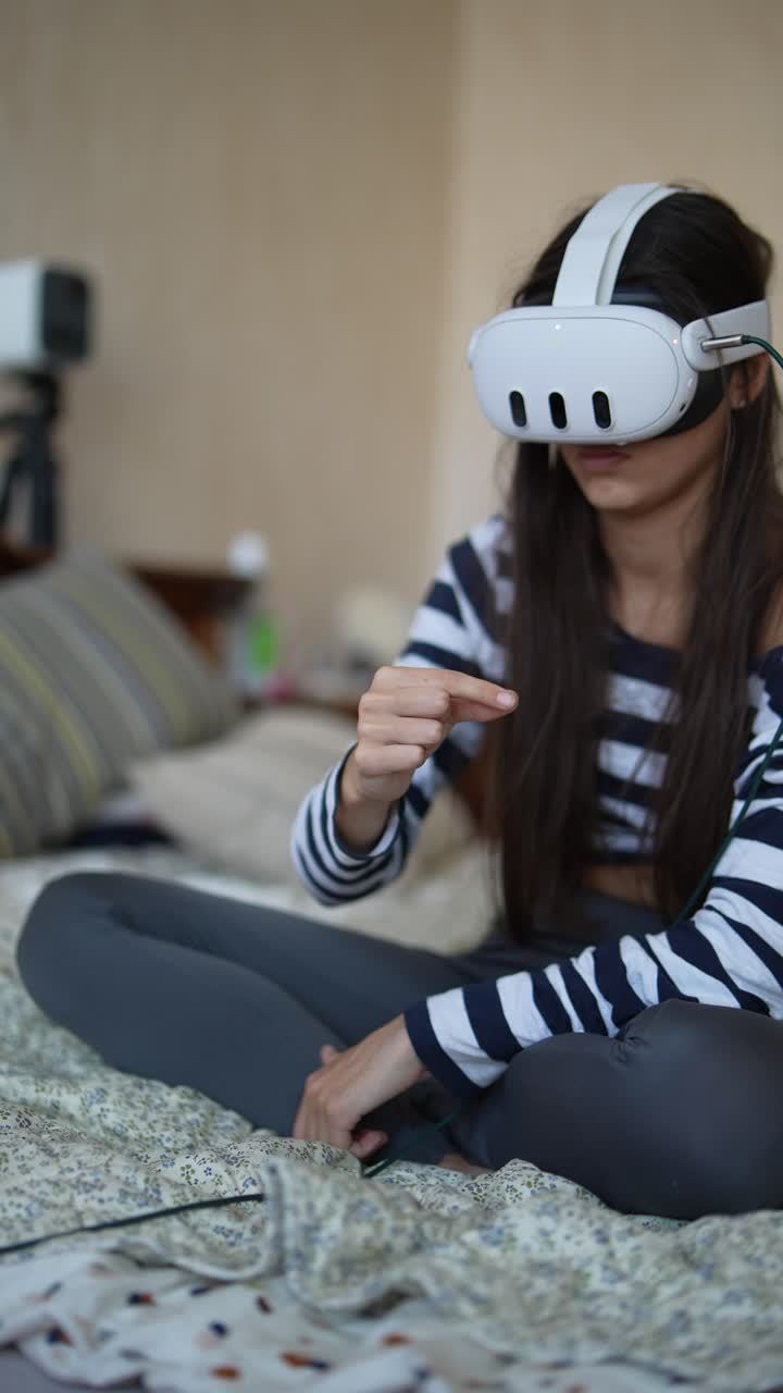 chica adolescente usando auriculares de realidad virtual en el dormitorio
