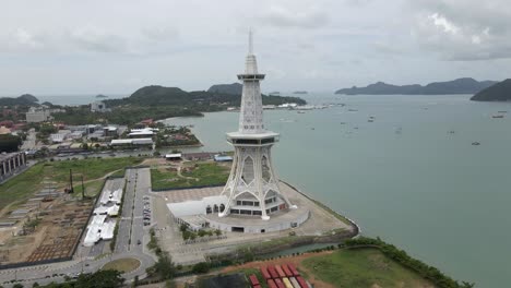 la torre maha ofrece magníficas vistas sobre el estrecho de malaca en langkawi