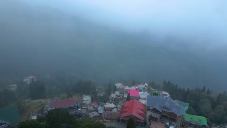 paisaje de darjeeling jardín de té y bucle de batasia vista aérea de darjeelling y tren de juguete darjeeling