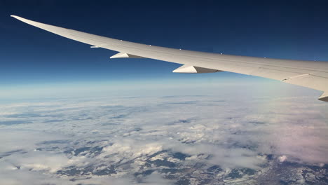 Ala-De-Avión-Boeing-En-Vuelo-Sobre-Las-Nubes