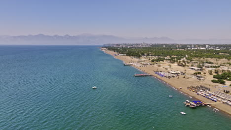 Antalya-Turquía-Antena-V26-Cinemático-Drone-Sobrevuelo-Famosa-Costa-Lara-Beach,-El-Destino-De-La-Bandera-Azul-En-Güzeloba-Muratpaşa-En-Un-Día-Soleado-En-Verano---Filmado-Con-Mavic-3-Cine---Julio-De-2022