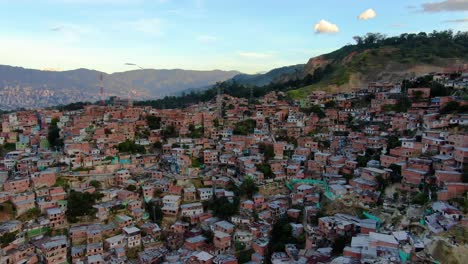 imágenes de drones de cometas volando sobre san javier, comuna 13, medellín, colombia 1-2