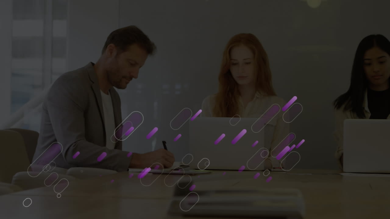 보라색 빛의 애니메이션은 사무실에서 사업가들을 따라다니고 있습니다.