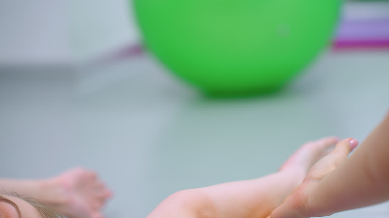 primer plano de una sesión de entrenamiento que muestra a una persona sosteniendo la mano de otra, ayudando durante un ejercicio, haciendo hincapié en el trabajo en equipo y el apoyo en un entorno de fitness